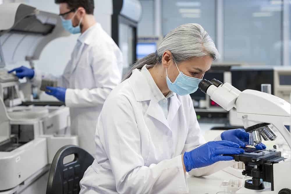 Profissionais realizando exames em laboratório